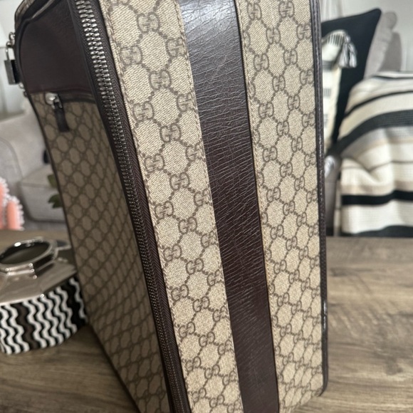Gucci Rolling Luggage and crossbody bag set - Picture 3 of 13